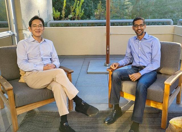 이재용(왼쪽) 삼성전자 부회장과 순다르 피차이 구글 CEO가 지난 22일(현지시간) 미국 캘리포니아주 마운틴뷰 구글 본사에서 만나 대화하고 있다. 삼성전자 제공, 뉴스1