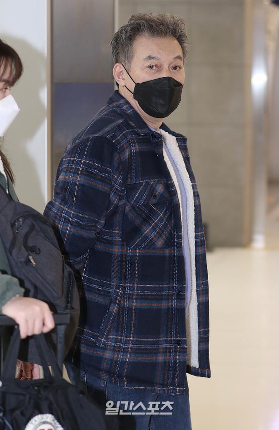 Actor Kim Kap-soo is coming in after filming the KBS entertainment program The Last Godfather on Jeju Island through Gimpo Airport on the afternoon of the 24th.
