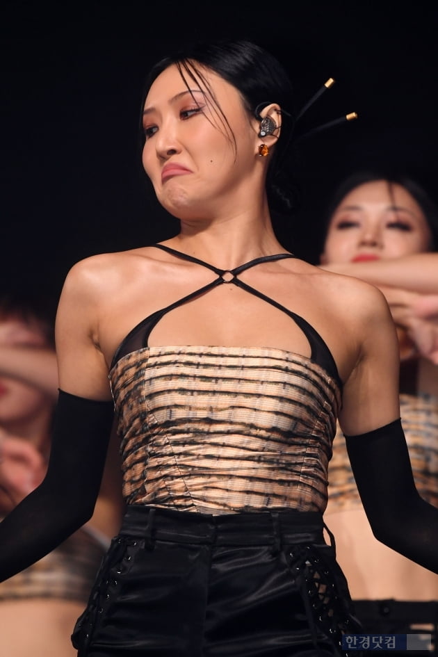 Singer Hwasa is performing at a showcase commemorating the release of her second single, Guilty Pleasure (Gilty Pleasure), held at Yes 24 Live Hall in Gwangjang-dong, Seoul on the afternoon of the 24th.