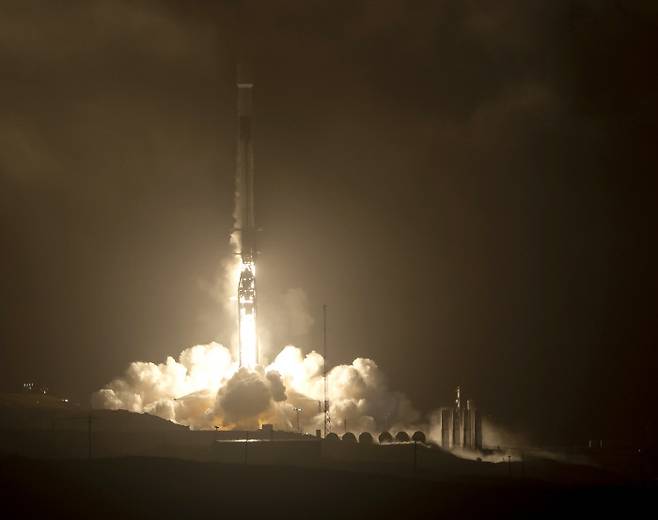 어둠을 뚫고 우주로 23일(현지시간) 미국 캘리포니아주 밴덴버그 우주군 기지에서 ‘이중 소행성 경로 변경실험(DART)’을 수행할 우주선을 실은 스페이스X의 팰컨9 로켓이 발사되고 있다. 캘리포니아 | AP연합뉴스