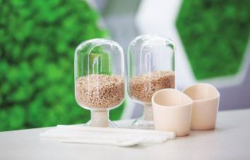 SKC의 고강도 PBAT 소재와 고강도 PBAT소재로 만든 생분해 제품의 모습