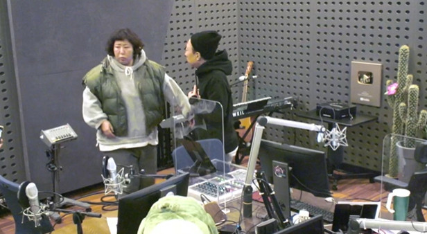 Gag Woman Mirage has turned over the Radio Show production team, DJ Park Myeong-su, with a spicy taste that crossed the line.Gag Woman Mirage appeared on KBS coolFM Park Myeong-su Radio Show broadcast on November 24th.Mirage is a hot topic that has recently become popular with spicy taste.The corner where Mirage appeared on this day was to invite entertainment rookies to catch the fixing and evaluate whether they have fixed guest qualities.Mirage had a nervous look from the beginning of the broadcast.It was a charm that Park Myeong-su had to correct it by exposing the sneaker brand that Park Myeong-su bought.I almost got to eat, I smoke electronic cigarettes, Park Soo-hyun shivered because I was afraid I would make a mistake in radio live broadcasting, I like to taste a little variety of food and men, I kissed my husband for the first time, I was shaken.Even veteran DJ Park Myeong-su refrained from not doing so on public television, but Mirage did not stop.The broadcast, which was able to be settled with honest talks, spread to broadcast accident with about three minutes left.When Park Myeong-su made his last greeting, Mirage began to explain the controversy related to him without hesitation, saying, I want to say this.Mirage said, I have people who are pigs, fat, what kind of X are good, and I have people who are rude to Park Myeong-su.Dont get me wrong about that, he shouted.Park Myeong-su was embarrassed by the sudden abuse, and the listeners bulletin board was smeared.Mirage, so close to Park Myeong-su that the broadcast was comfortable, doubts whether the broadcast would have been comfortable for Park Myeong-su, the production crew and listeners.Should the behavior that disturbed the listener and ruined the broadcast of his favorite senior Park Myeong-su be understood as the spicy charm of Mirage?The honesty and indiscriminate disorder are distinctly different: I hope that one line of listeners who say, I can not tell whether it is a public broadcast or an Internet broadcast will remain a heavy responsibility for Mirage.