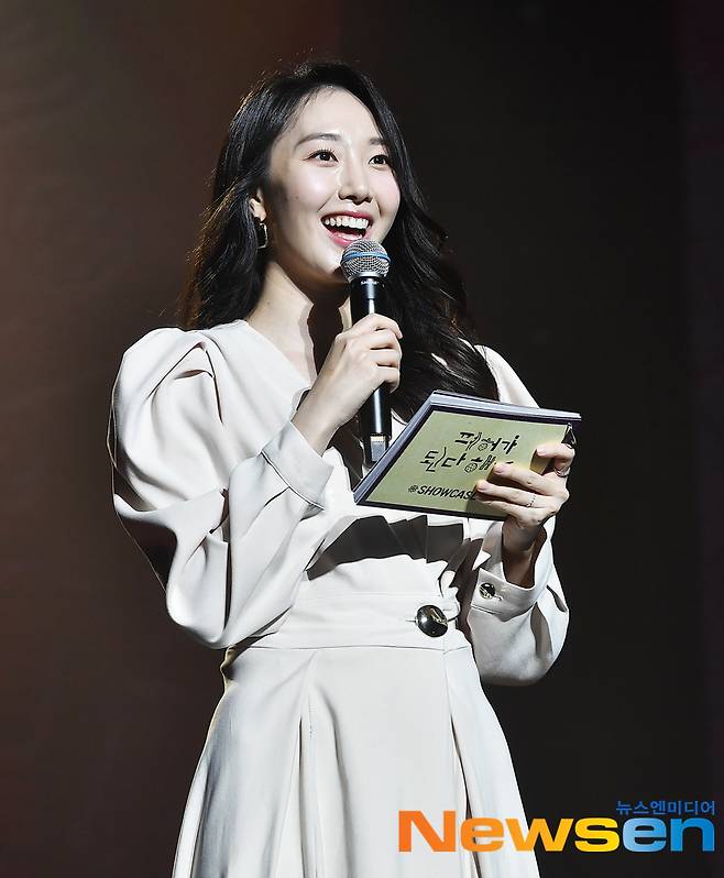 On November 24, Singer Gain winner Lee Seung-yoons regular album was ruined, but the Showcase for the release was held at Nodle Island Live House.