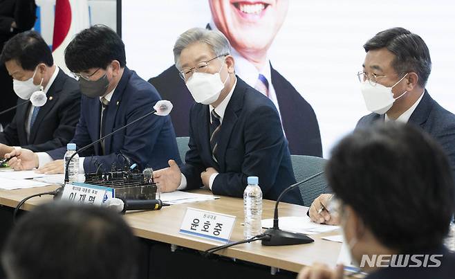 [서울=뉴시스] 국회사진기자단 = 이재명 더불어민주당 대선 후보가 24일 서울 여의도 중앙당사에서 열린 민생·개혁 입법 추진 간담회에서 발언하고 있다. 2021.11.24. photo@newsis.com