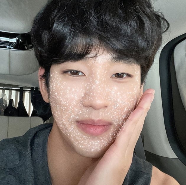 Actor Kim Soo-hyun delivered a warm day.Kim Soo-hyun posted a picture on his instagram on the 24th without any comment.In the open photo, Kim Soo-hyun poses a calyx and makes a shy smile.Meanwhile, Kim Soo-hyun will appear in Coupang Play One Day.Photo: Kim Soo-hyun SNS