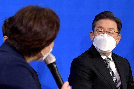 이재명 더불어민주당 대선후보가 25일 오전 서울 동작구 복합문화공간 숨에서 열린 여성군인들과의 간담회 ‘군대 내 성폭력 OUT, 인권 IN’에서 예비역 여군들의 고충을 경청하고 있다.(사진=뉴스1)