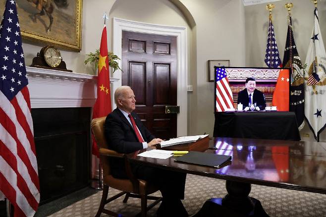 조 바이든 미국 대통령이 15일(현지시간) 백악관에서 시진핑 중국 국가주석과 화상으로 회담하고 있다. (사진=AFP)