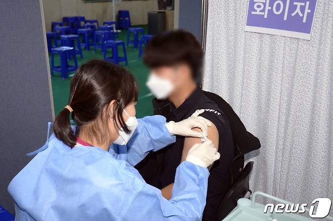광주 북구 두암동 한 병원에서 고등학생이 화이자 백신을 접종받고 있다./뉴스1 © News1 정다움 기자