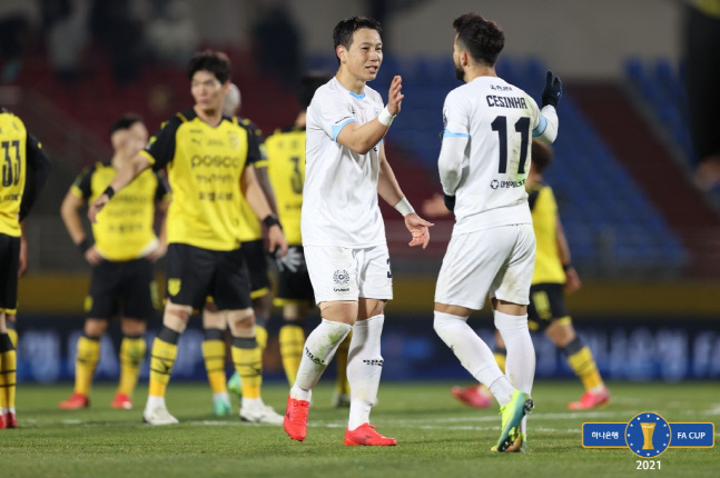 대구FC 세징야(오른쪽)와 박병현이 FA컵 결승 1차전 승리 직후 손뼉을 치고 있다. 제공 | 대한축구협회