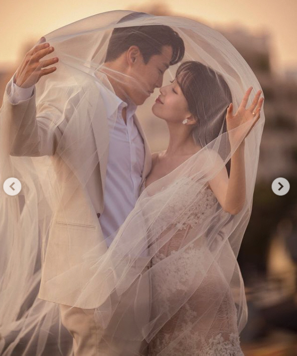 경남FC 골키퍼 황성민이 12월12일 결혼식을 앞두고 예비신부와 웨딩촬영 사진을 공개했다. 출처|황성민SNS