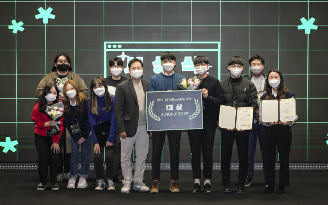 신상규 SK텔레콤 기업문화담당(사진 왼쪽에서 다섯번째)이 AI 펠로우십 3기 참가팀 중 가장 우수한 연구성과를 거둔 4개팀에 시상하는 모습.