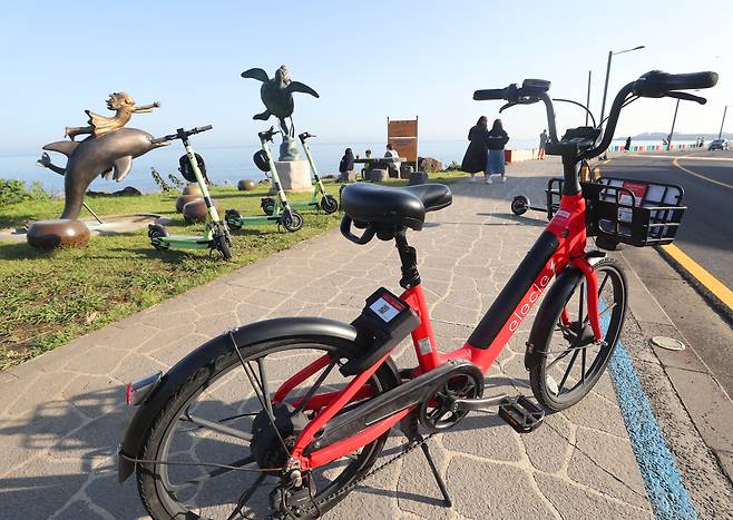 /연합뉴스 3일 오전 제주시 도두동 해안도로에 관광객이 이용한 전기 자전거가 세워져 있다.