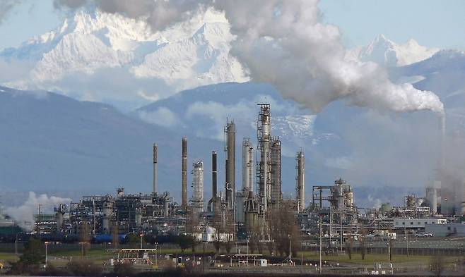 현재 우리가 사용하는 수소의 대부분은 이산화탄소를 대량 방출하면서 석유나 천연가스를 가공하는 과정에서 얻어진다. 사진은 미국 워싱턴주의 아나코티즈 정유공장./월터 지그먼드(위키피디아)