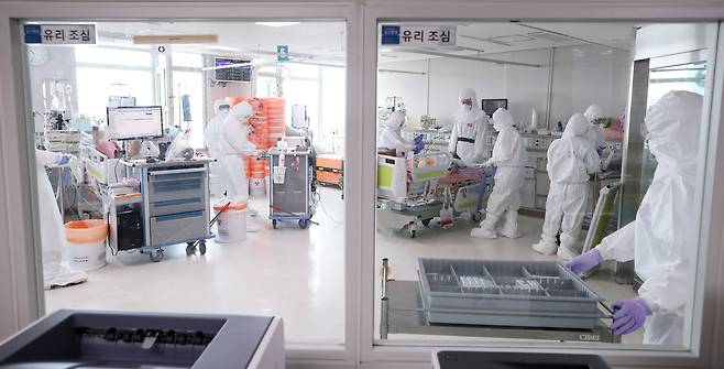 13일 오전 경기북부의 코로나19 거점 전담병원인 경기도 고양시 국민건강보험 일산병원 코로나 중증 병동 병동./연합뉴스