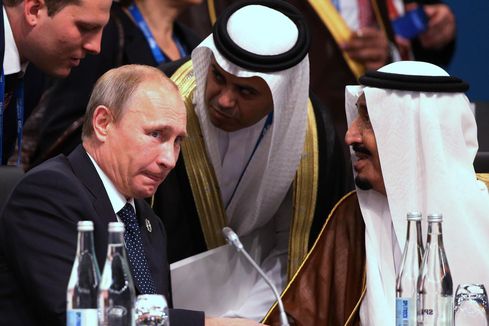 블라디미르 푸틴 러시아 대통령(왼쪽)과 살만 빈 압둘아지즈 알사우드 사우디 국왕(맨 오른쪽).
