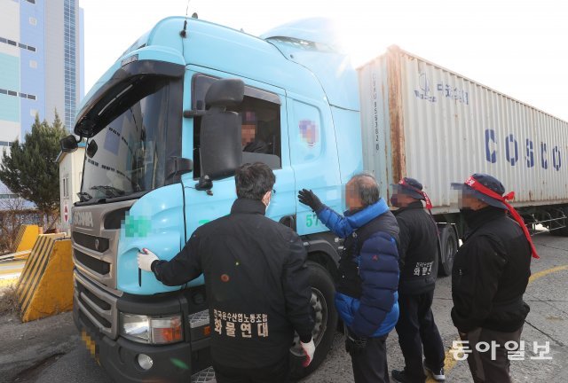 화물연대가 총파업을 선언한 가운데 노조원들이 25일 경기 의왕 ICD 출입구에서 운행중인 화물트럭을 막아서거나 운행을 방해하고 있다.