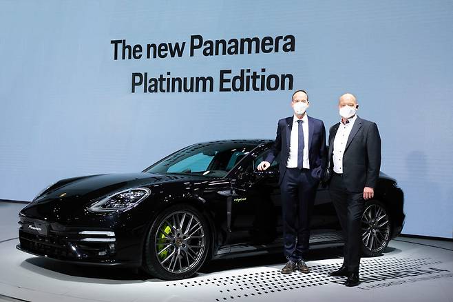 토마스 프리무스 포르쉐 AG 파나메라 제품 라인 총괄과 홀가 게어만 포르쉐코리아 대표가 파나메라 플래티넘 에디션과 포즈를 취했다.