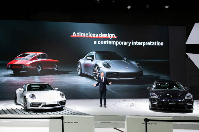 홀가 게어만 포르쉐코리아 대표가 911 GTS(왼쪽), 파나메라 4 E-하이브리드 플래티넘을 소개하고 있다.