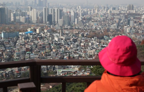 25일 한국은행 금융통화위원회가 기준금리를 추가 인상한 가운데 서울 남산에서 바라본 빌라 등 주택 모습. /사진=뉴시스