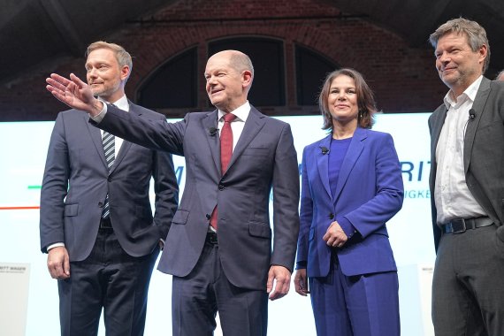 올라프 숄츠 독일 총리 지명자(왼쪽 두번째)가 24일(현지시간) 독일 베를린에서 연립정부를 구성하는 정당 대표들과 합동 기자회견에 나서고 있다. AP뉴시스