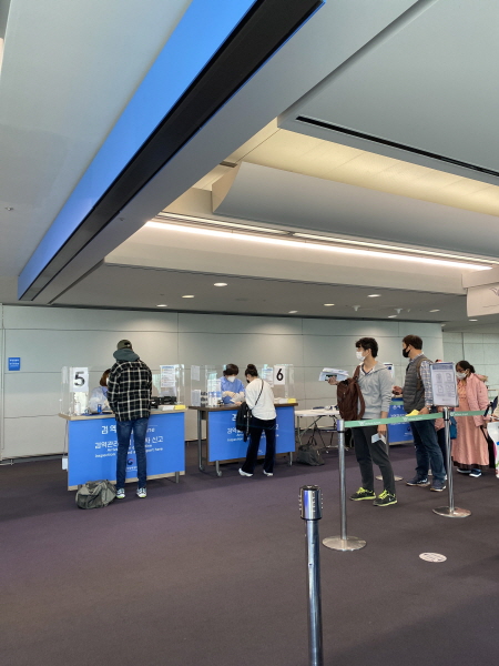 인천국제공항검역소에서 입국자들이 역학조사를 기다리고 있다.