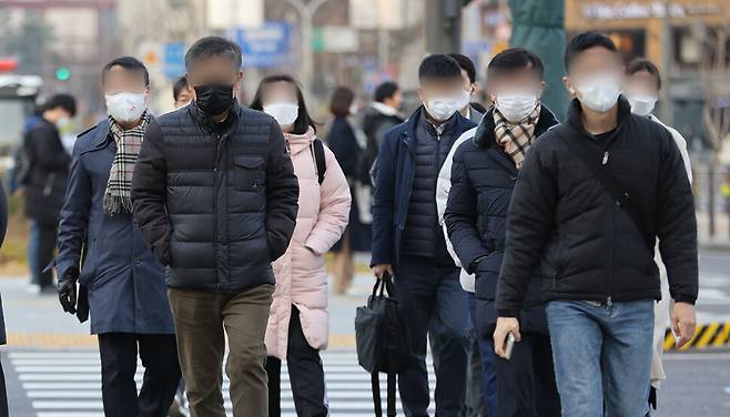 25일 오전 서울 광화문 세종대로사거리에서 출근길 시민들이 발걸음을 옮기고 있다. 연합뉴스
