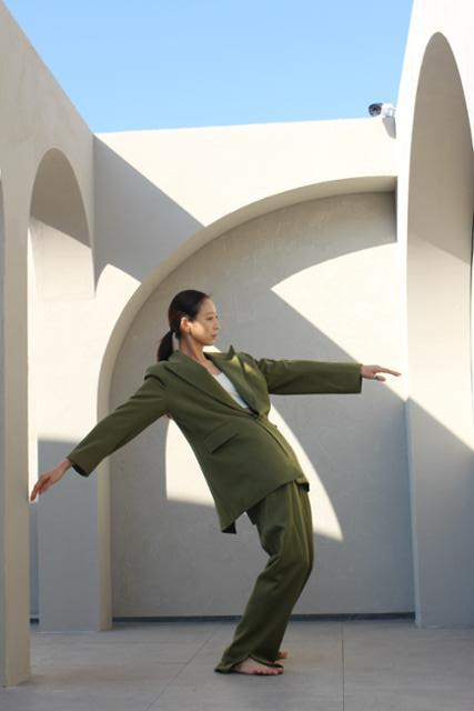 국립현대무용단의 신작 '겨울 나그네'의 춤을 만든 차진엽 안무가가 작품 소개영상을 촬영하며 공연 이미지를 표현하고 있다. 국립현대무용단 제공