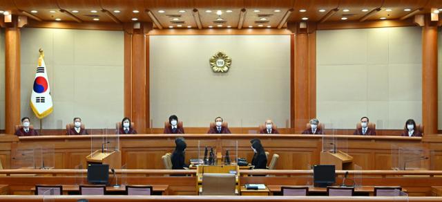 헌법재판관들이 25일 오후 서울 종로구 헌법재판소 심판정에 입장해 자리에 앉아 있다. 연합뉴스