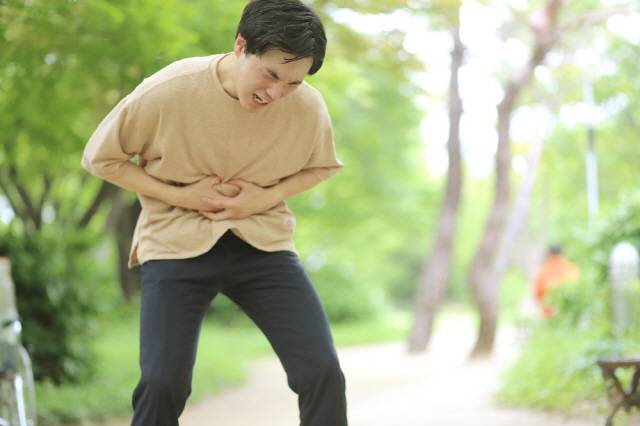 오른쪽 아랫배 통증의 원인은 충수염, 대장게실염, 담낭결석 등 다양하다./사진=클립아트코리아