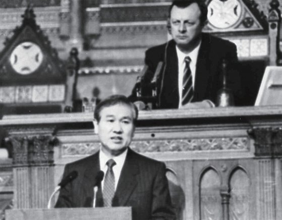 1989년 11월 23일 헝가리 국회의사당에서 연설하고 있는 노태우 대통령.