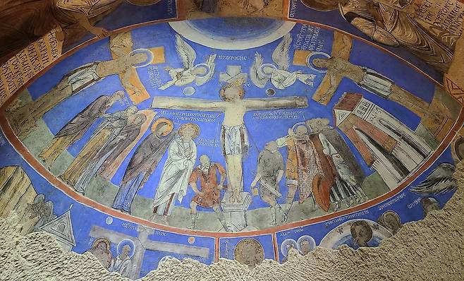 버클 교회 천장에 그려진 성화. 이 그림의 예수 얼굴도 훼손됐다.