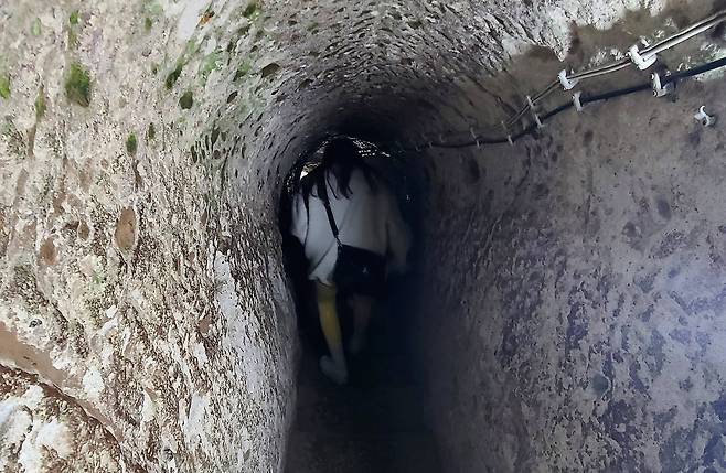 데린쿠유 지하 도시로 통하는 돌계단. 비좁고 낮아 계단을 다니려면 허리를 숙이고 무릎도 굽혀야 한다.