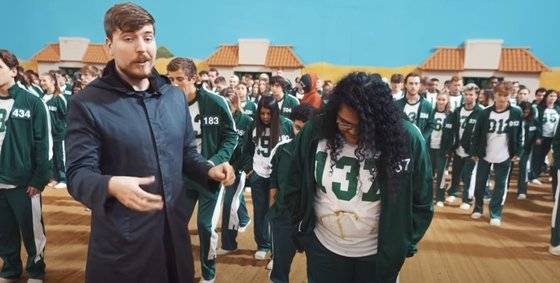 드라마 '오징어게임'을 현실에서 구현한 유튜버 '미스터 비스트'의 오징어게임 영상이 25일 유튜브에서 공개됐다. 드라마에 등장한 각종 한국 어린이들의 놀이가 세밀하게 표현돼 눈길을 끌었다. [유튜브 캡처]