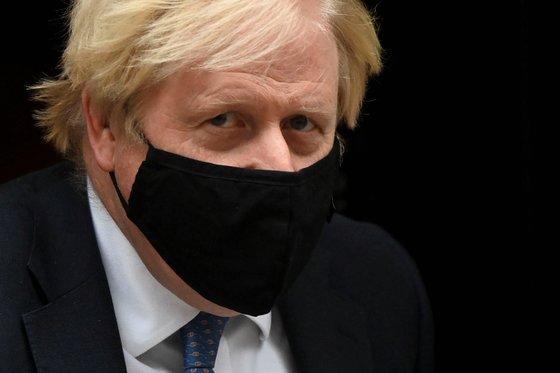 보리스 존슨 영국 총리가 24일(현지시간) 마스크를 착용한 채 다우닝가를 걸어가고 있다. [로이터=연합뉴스]