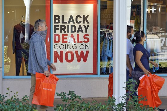 지난해 11월 블랙프라이데이 기간 미국 플로리다주 엘런턴의 한 쇼핑몰에서 소비자들이 쇼핑을 하고 있다.[AP=연합뉴스]