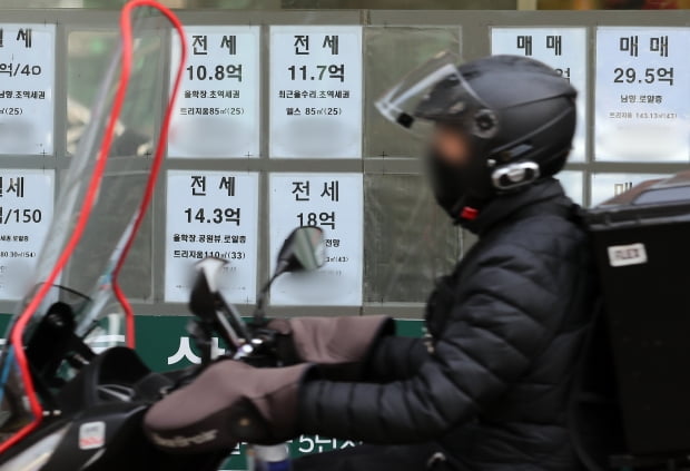 서울 송파구 부동산중개업소에 전세 매물 안내문이 붙어있다. 사진=뉴스1
