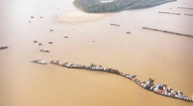 아마존 북부 마데이라강에 모인 불법 사금 채취업자들의 뗏목이 줄지어 서 있다. | 브라질 트위터 갈무리