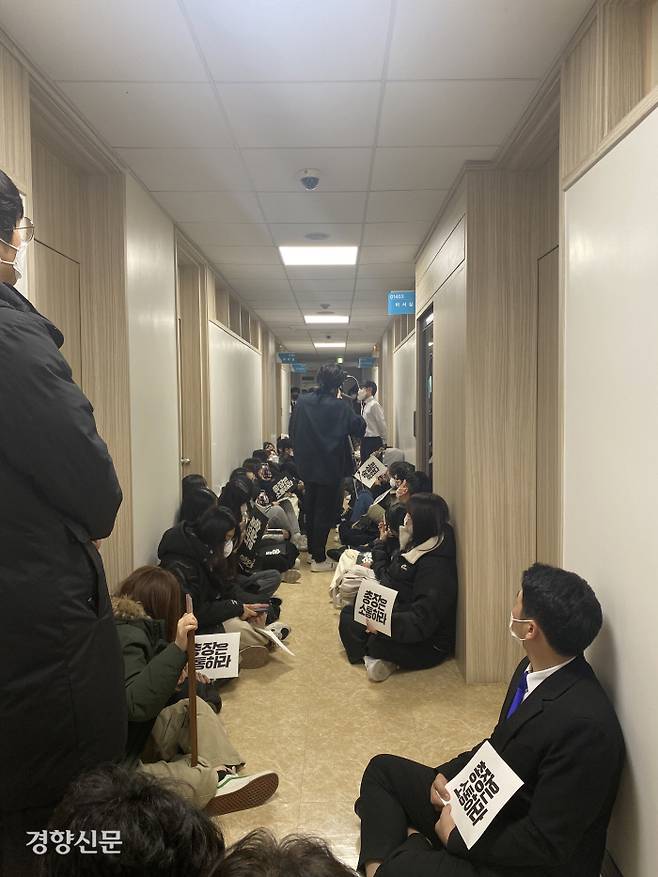숭실대 학생들이 24일 오후 총장실이 위치한 서울 동작구 숭실대 베어드홀 4층을 점거하고 있다. 민서영 기자