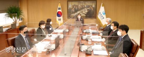 Lee Ju-yeol, the governor at the Bank of Korea, presides over a meeting of the Monetary Policy Board at the central bank building in Jung-gu, Seoul on the morning of November 25. Courtesy of the Bank of Korea