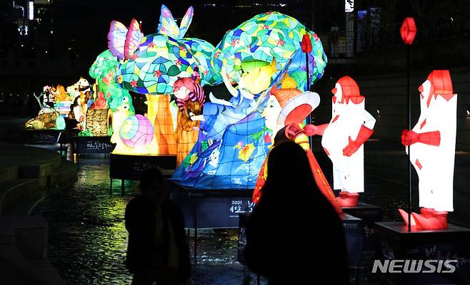 [서울=뉴시스] 홍효식 기자 = 2021 서울빛초롱축제를 하루 앞둔 25일 오후 서울 중구 청계천에 형형색색의 조형물들이 빛을 밝히고 있다. 이번 축제는 26일부터 다음 달 5일까지 열흘간 청계천 일대에서 열린다. 2021.11.25. yesphoto@newsis.com