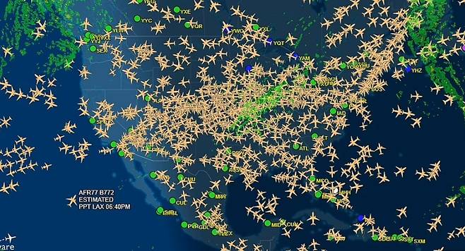 실시간 비행기 위치추적 사이트가 미국 동부시간으로 24일 저녁 8시, 미 상공에 떠 있는 수많은 비행기의 모습을 공개했다.