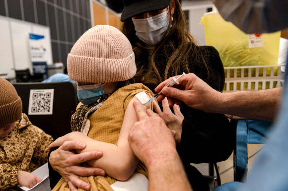 캐나다도 어린이 백신 접종 시작 - 24일(현지시간) 캐나다 퀘벡주 몬트리올에서 7세 어린이가 코로나19 백신을 맞고 있다. 캐나다는 이날부터 5~11세를 대상으로 아동용 화이자 백신 접종을 시작했다. 해당 연령대의 어린이들은 성인 투약분의 3분의1인 10㎍ 백신을 두 차례에 걸쳐 접종하게 된다.몬트리올 AFP 연합뉴스