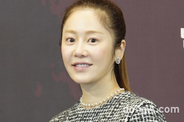According to the broadcaster, Go Hyun-jung will appear as the main character of the Netflix original series Mask Girl (OTT) recently, which is currently under discussion for details after receiving related proposals.The role Go Hyun-jung was proposed to play is Kim Mo-mi, the main character, who is a normal working woman with a severe sense of inferiority to her appearance. She is caught up in various events while working as an Internet broadcasting BJ with her face covered with a mask.It is a character that changes the Actor who plays according to the change of Kim Momi such as age.The filming of JTBCs Person Like You, which is currently on air, is all over.Go Hyun-jung has been reviewing various movie scenarios and Drama scripts, revealing his willingness to continue his activities since then.The Drama follows the distorted life of the main character Kim Mo-mi, and captures comic, thriller, and revenge elements.The Webtoon is based on the same name webtoon, which was serialized by cicadas and white artists from August 2015 to June 2018. Webtoon has been in a shocking reversal at the time of the series.Director Kim Yong-hoon, who made the movie The Animals Want to Hold the Spray, which was released last year, will be in charge of directing the film.