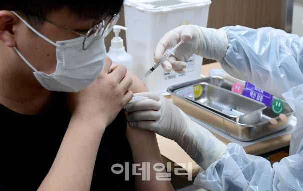 [이데일리 이영훈 기자] 12~17세 소아청소년에 대한 코로나19 백신 접종이 시작된 지난달 18일 서울 양천구 홍익병원에서 한 학생이 코로나19 백신접종을 하고 있다.