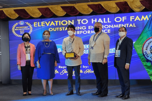 삼성전기 필리핀법인장 홍정오 상무(가운데)가 필리핀 통상산업부 로페즈 장관(오른쪽에서 두번번째)로부터 필리핀 최우수 기업상을 받고 있다.(사진=삼성전기)