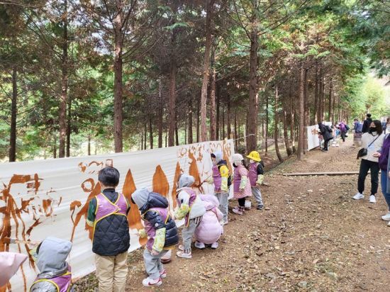 어린이 30여 명이 오룡산 편백 조림지에서 숲 가꾸기 행사를 하고 있다. ⓒ 아시아경제