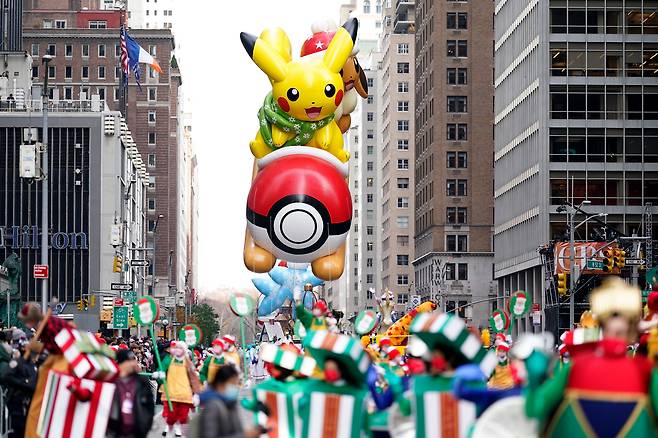 25일(현지시간) 미국 뉴욕 맨해튼에서 열린 메이시스 백화점 주관 제95회 추수감사절 퍼레이드에서 인기 게임·애니메이션 '포켓몬스터' 시리즈의 캐릭터인 '피카추'와 '이브이' 모습의 거대 풍선 인형이 보인다. /AP연합뉴스