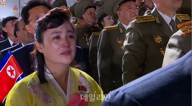 지난해 북한 노동당 창건 75주년 기념 열병식에 참가한 북한 주민이 눈물 흘리는 모습 ⓒ조선중앙TV
