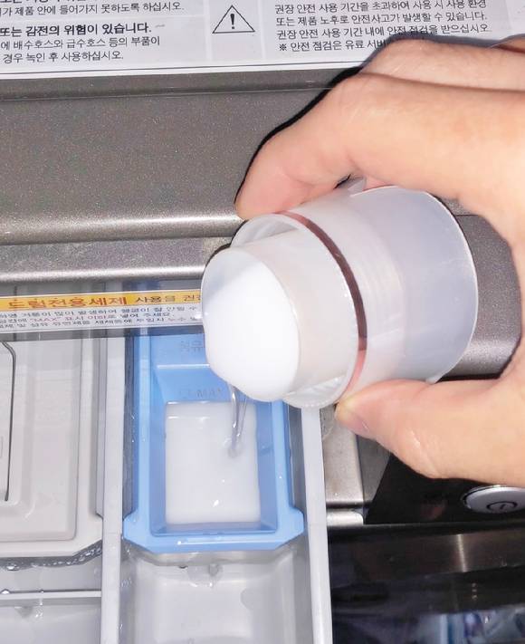 섬유유연제는 투입구의 'MAX'를 넘기지 않아야 한다. [사진=애경산업]