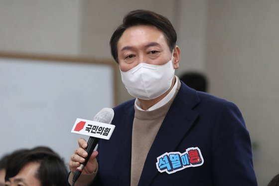 윤석열 국민의힘 대선 후보가 25일 오후 서울 관악구 서울대학교 호암교수회관 게스트하우스 로즈홀에서 열린 '국민의힘 서울캠퍼스 총회'에서 인사말을 하고 있다. [뉴스1]